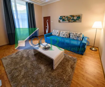 Piata Unirii. Strada pietonala. Cladire renovata!