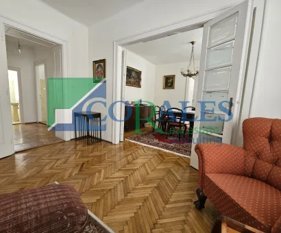 Apartament in Vila. Parter inalt! Curte!